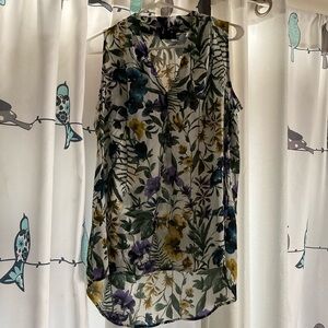Shear flowered  🌼  🌸 v neck top Sz m